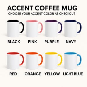 Puede incluir: Tazas de caf&eacute; de cer&aacute;mica blanca con colores de acento en negro, rosa, morado, azul marino, rojo, naranja, amarillo y azul claro. El texto "ACCENT COFFEE MUG" y "CHOOSE YOUR ACCENT COLOR AT CHECKOUT" se muestra encima de las tazas.