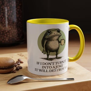 Taza divertida de rana: "Si no lo convierto en broma, me destruirá". Taza de café sarcástica con humor sobre salud mental, 325 ml, 480 ml y 590 ml. imagen 18