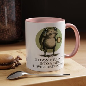 Taza divertida de rana: "Si no lo convierto en broma, me destruirá". Taza de café sarcástica con humor sobre salud mental, 325 ml, 480 ml y 590 ml. imagen 8
