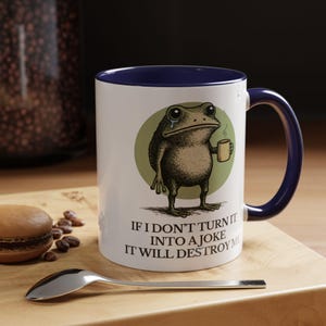 Taza divertida de rana: "Si no lo convierto en broma, me destruirá". Taza de café sarcástica con humor sobre salud mental, 325 ml, 480 ml y 590 ml. imagen 6