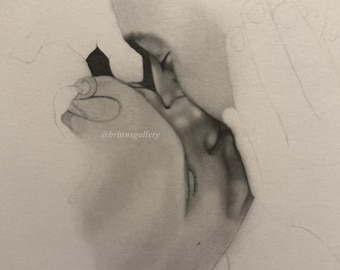 Shane e Ilya se besan en el sofá (PREVENTA)