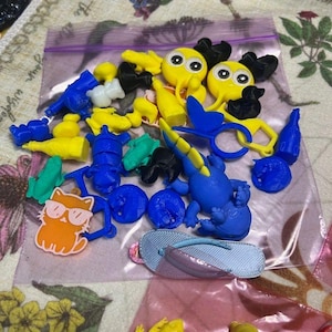 Lot de 33 bibelots de festival Rave jouets imprimés en 3D Mini bibelots cadeaux de fête Cadeaux de festival Articles commerciaux Kandi Coffret cadeau amusant