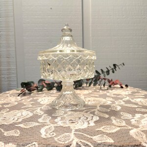 Vintage snoepschaaltje op voetstuk van geperst glas, compote met deksel, ruitvormig patroon, doorzichtige pot, 6 inch
