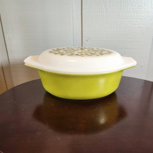 Pyrex 1 1/2 QT Verde Green Cinderella Serving Bowl with Lid, 043, Oval, Avocado, Olive, Vintage Casserole Dish, Milk Glass