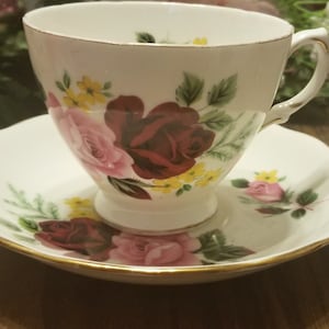 Queen Anne Bone China Vintage White Tea Cup and Saucer with Red and Pink Roses, A Product of Ridgeway Potteries LTD, Made in England, A 76 A