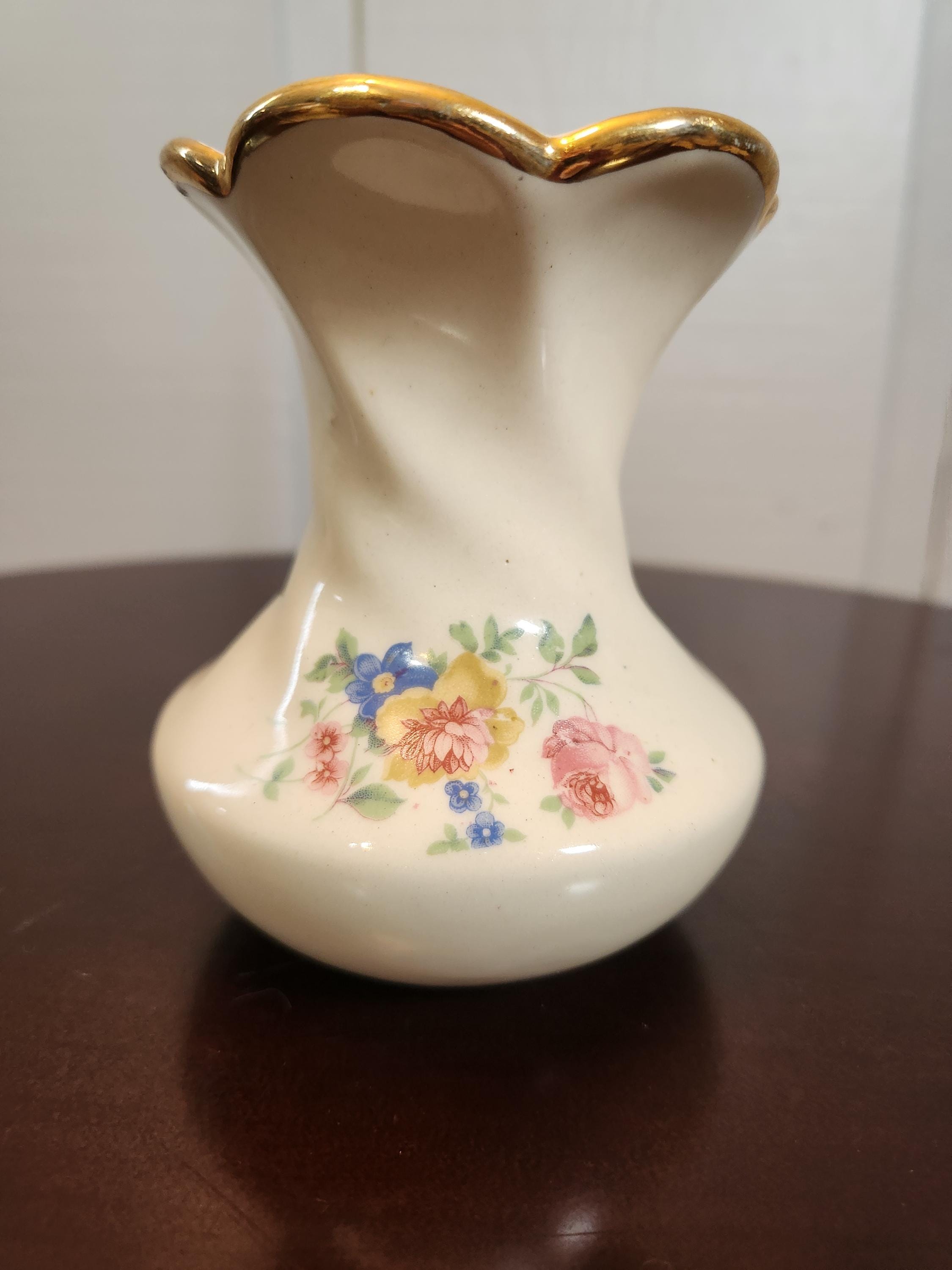 金色花柄陶器花瓶 ヴィンテージ マルコ陶器花瓶：ツイストデザイン、手描きの花