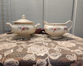 Juego de azucarero y lechera Household Institute modelo Priscilla, porcelana blanca hueso con flores y ribete dorado, apto para horno, estilo vintage de la década de 1940.