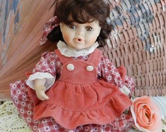 Pretty Little Miss/MUÑECA DE PORCELANA VINTAGE/Sentada/Vestida