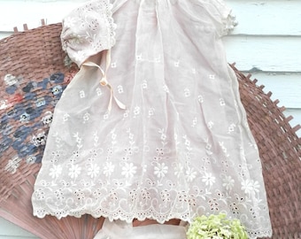 ViNTAGE BABY DRESS/EYELET/SATiN SLiP/B0NNET and BL00MERS