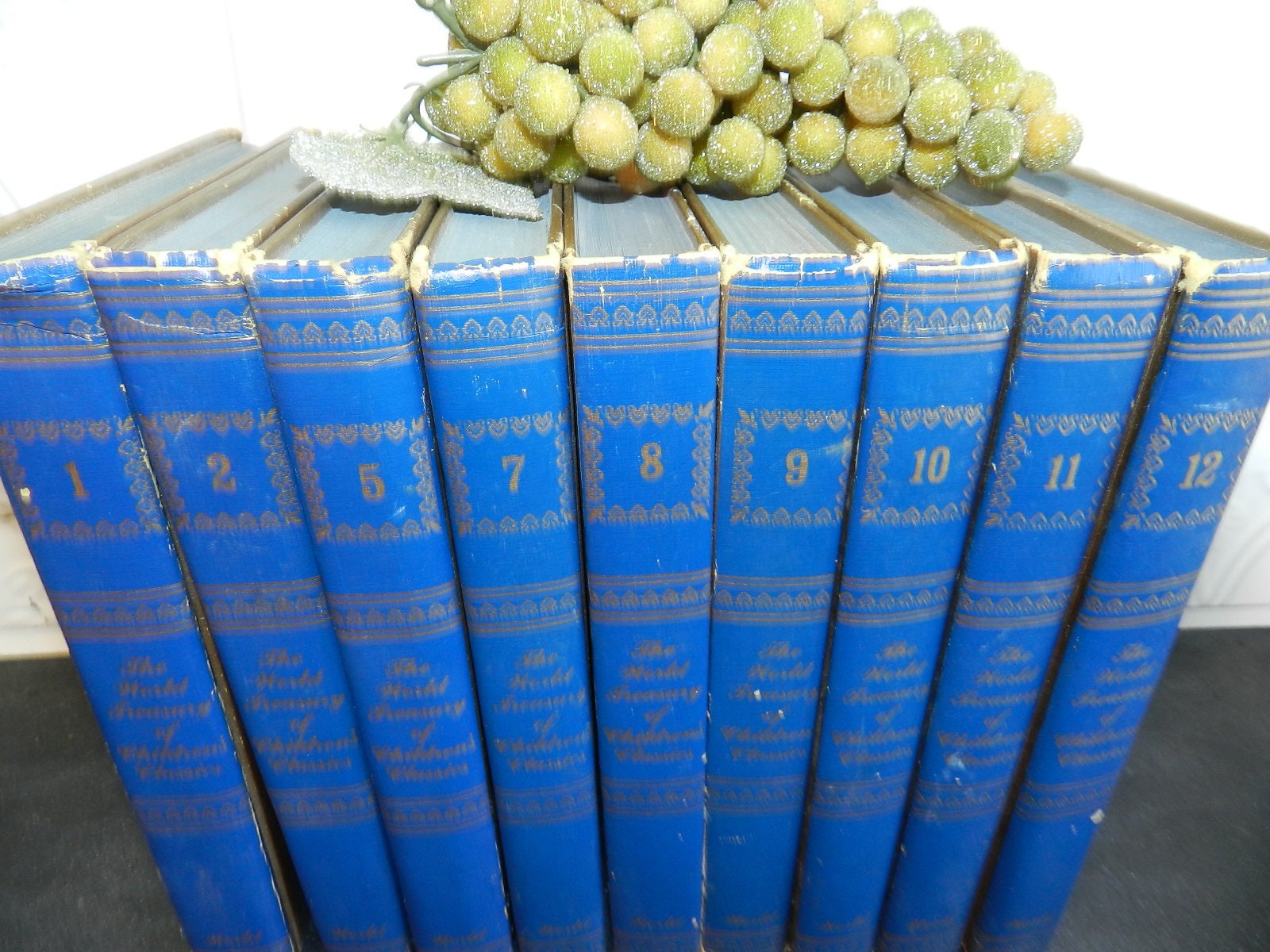FABULOUS Books/world Treasury of Children's Classics/blue