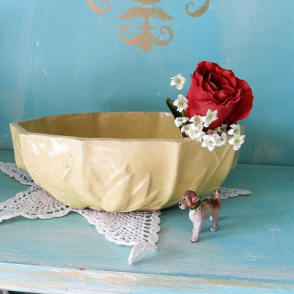 McCoy PLANTER LILY Design / Gelbes glänzendes Finish.