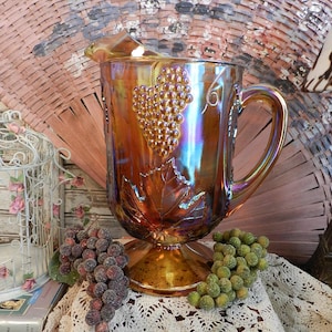 EXQUiSITE GRAPE ViNE CARNiVAL GLaSS PiTCHER/64 0Z.
