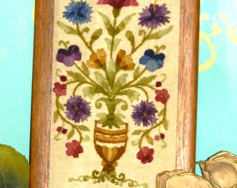 ViNTAGE CReWEL EMBR0IDERY WALL ART/ECRU LiNEN/11" X 7" X 1/2"/W00D FRAMe/FiNISHED W0RK N0T KiTS/S0LD SEPARATeLY