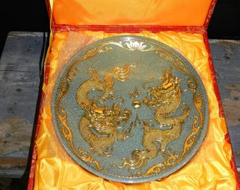 12" CHINESE CELAD0N P0RCELAIN GiLT 2 DRAG0N PLAY BALL/ORiGINAL SiLK C0VERED B0X/FACT0RY SEALeD PLATe