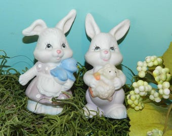 ViNTAGE PAiR 0F P0RCELAIN SPRiNG BuNNY FiGURINES/3 1/4" TaLL/ReADY T0 SHiP