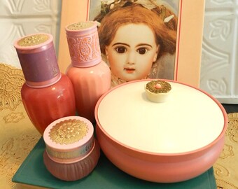 PReTTY in PiNK/SeT 0F F0UR ViNTAGE AV0N DECANTERS & DuST B0X.