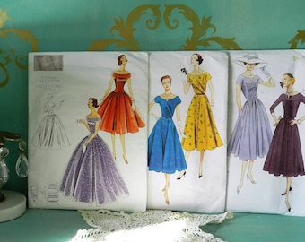 Op de afbeelding: Vintage naaipatroon met vijf verschillende jurkdesigns. De jurken zijn allemaal in verschillende kleuren en stijlen, waaronder een rode jurk, een blauwe jurk, een gele jurk, een paarse jurk en een witte jurk. Het patroon is voor maten 12-18.