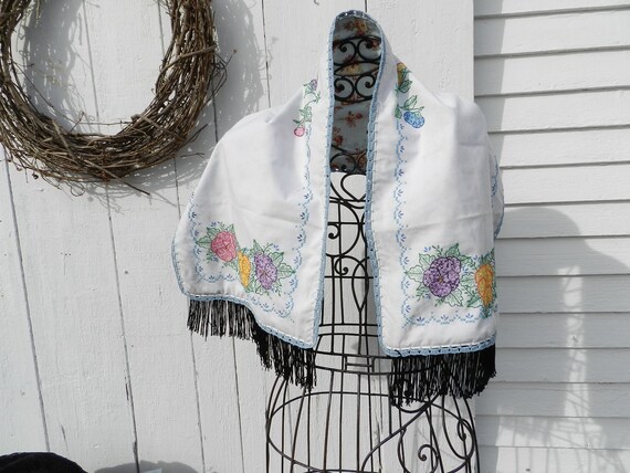 French Inspiration/VINTAGE HAND EMBROIDERED Fring… - image 2