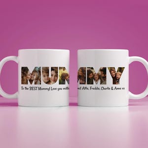 Puede incluir: Dos tazas de cerámica blanca con la palabra "MUMMY" en letras negras. Las letras están rellenas de fotos familiares. El texto en las tazas dice "To the BEST Mummy! Love you" y "ns! Alfie, Freddie, Charlie & Anna xx."