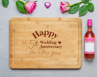 Tabla de cortar personalizada para el 5.º aniversario de bodas.