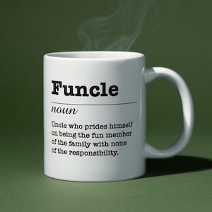 Op de afbeelding: Witte keramische mok met het woord "Funcle" in vette zwarte letters. Onder het woord staat de definitie van "Funcle" in kleinere zwarte letters. Stoom stijgt op uit de bovenkant van de mok tegen een groene achtergrond.