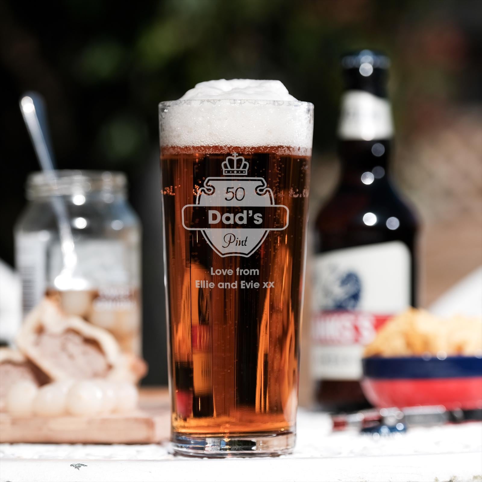Personalisiertes Pintglas mit 18. oder Ihrer Wahl der Nummer und Nachricht Crown Crest Design Geburtstagsgeschenk