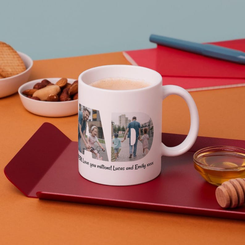 Puede incluir: Taza de cer&aacute;mica blanca con la palabra "DAD" en letras grandes, cada letra contiene una foto familiar. La taza est&aacute; llena de un l&iacute;quido marr&oacute;n claro. El texto en la parte inferior dice "Love you millions! Lucas and Emily xxx".