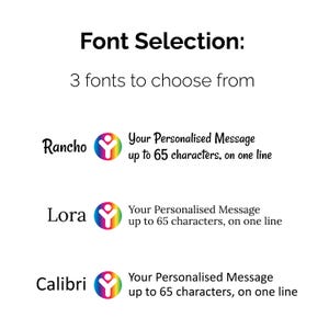 Puede incluir: Fondo blanco con el texto "Font Selection: 3 fonts to choose from." Debajo hay tres opciones de fuente: Rancho, Lora y Calibri. Cada opci&oacute;n de fuente incluye un logotipo y el texto "Your Personalised Message up to 65 characters, on one line."