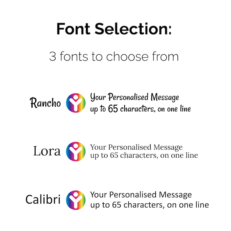 Puede incluir: Fondo blanco con el texto "Font Selection: 3 fonts to choose from." Debajo hay tres opciones de fuente: Rancho, Lora y Calibri. Cada opci&oacute;n de fuente incluye un logotipo y el texto "Your Personalised Message up to 65 characters, on one line."
