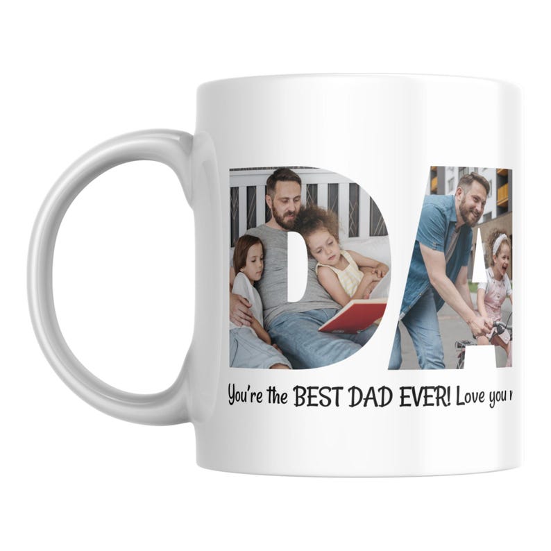 Puede incluir: Taza de cer&aacute;mica blanca con un asa grande. La taza presenta la palabra "DAD" en una fuente estilizada, con fotos familiares integradas en las letras. El texto "You're the BEST DAD EVER! Love you" est&aacute; impreso debajo.
