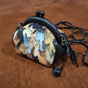 Viele Katzen Leder Kussverschluss Rahmen Geldbörsen Katzen und Wollknäuel Geldbörse Umhängetasche Kunstleder Macrame Strap Bag Münzbeutel Schwarze Farbe