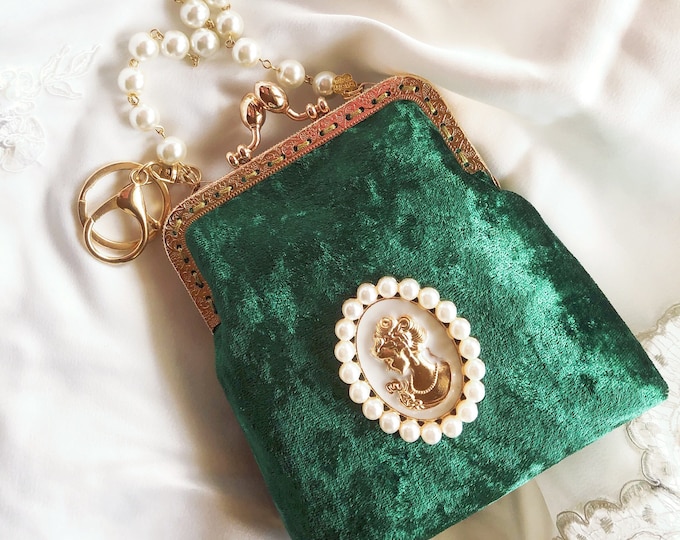 Emerald Velvet Kisslock Coin Purse: Vintage Style Evening Bag with Retractable Card Holder