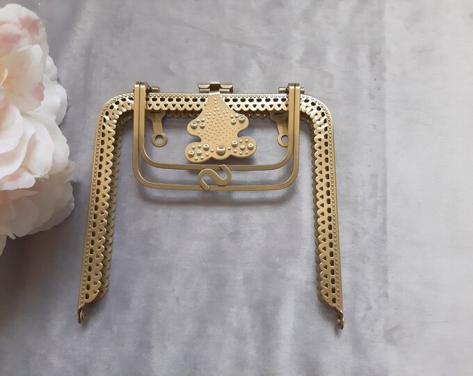Vintage Kiss Lock Purse Frame with Handle (Free Pattern)