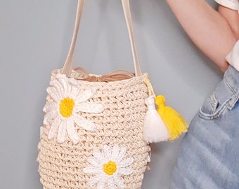 Crocheted Daisy Bucket Bag: Boho Straw Shoulder Bag with Pompom