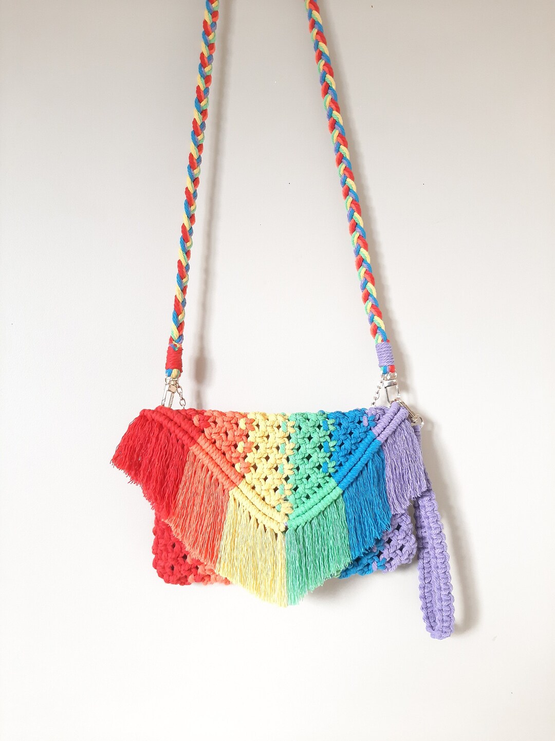 Bolso bandolera de macramé con diseño de arcoíris y colores