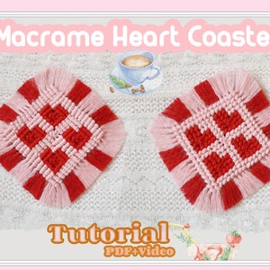 Peut inclure: Deux dessous-de-verre en macramé en forme de cœur, rose et rouge, avec des franges. Les dessous-de-verre sont sur un fond de dentelle blanche. Le texte "Macrame Heart Coaster" et "Tutorial PDF + Video" est visible sur l'image.