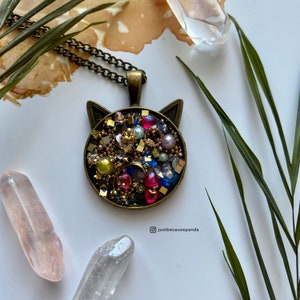 Kitty Halskette, Ungewöhnlicher Harz Anhänger, Cosplay LARP Anhänger, Geschenk für einen Katzenliebhaber, Funkelnde Bunte Halskette