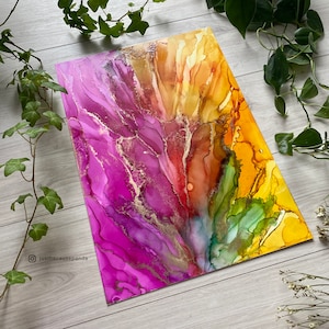 Vibrante pittura a inchiostro alcolico, opera d'arte originale con inchiostro alcolico, pittura con elementi dorati, carta Yupo dipinta a mano, esplosione di colore