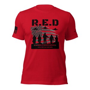 Könnte beinhalten: Rot-weiß-blaues T-Shirt mit einem abgenutzten amerikanischen Flaggen-Design und dem Text "R.E.D. Remember Everyone Deployed Until They All Come Home."