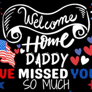 Pode incluir: Um fundo preto com texto branco que diz "Welcome Home Daddy We Missed You So Much". O texto é rodeado por corações e estrelas vermelhas, brancas e azuis. Há uma bandeira americana no canto inferior esquerdo e fogos de artifício nos cantos superior esquerdo e direito.