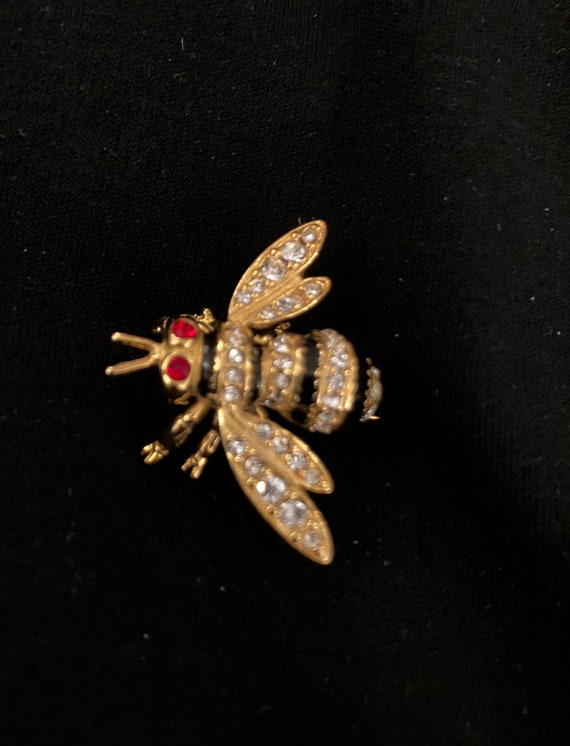 Charming small bee pin from the Metropolitan Museu