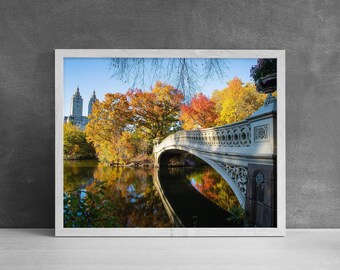 Póster de Bow Bridge de Nueva York: arte de Central Park con vibrantes hojas de otoño / Obra de arte de la ciudad de Nueva York / Compromiso romántico
