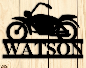 Może przedstawiać: Czarna metalowa sylwetka motocykla z napisem "WATSON" poniżej.