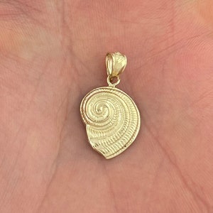 14k Yellow Gold Shell Nautical Charm Pendant