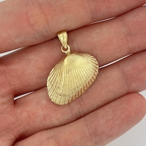 14k Yellow Gold Shell Nautical Charm Pendant