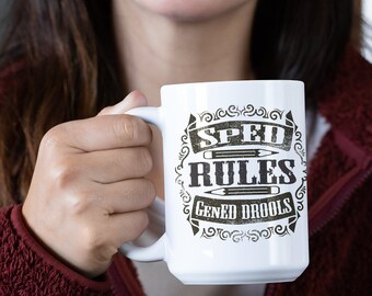 Può includere: Tazza in ceramica bianca con un design in bianco e nero che dice "Speed Rules GenEd Drools". Il design presenta un font in stile vintage e illustrazioni di matite.