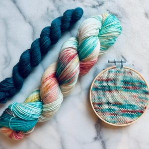 Drinks by the Water + Zestaw skarpet Viridian | Willow Cottage Yarns