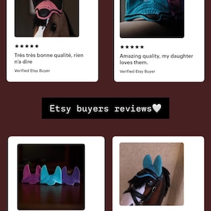 K&ouml;nnte beinhalten: Etsy-K&auml;uferbewertungen mit Bildern von Pferdeohrenhauben in verschiedenen Farben, darunter Rosa, T&uuml;rkis und Lila. Die Hauben werden auf Steckenpferden gezeigt, mit Kundenbewertungen, die die Qualit&auml;t und Verarbeitung loben.