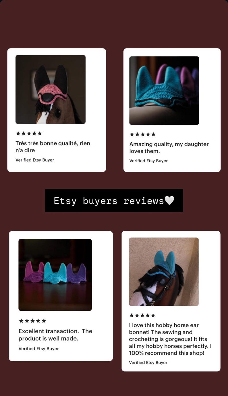 K&ouml;nnte beinhalten: Etsy-K&auml;uferbewertungen mit Bildern von Pferdeohrenhauben in verschiedenen Farben, darunter Rosa, T&uuml;rkis und Lila. Die Hauben werden auf Steckenpferden gezeigt, mit Kundenbewertungen, die die Qualit&auml;t und Verarbeitung loben.