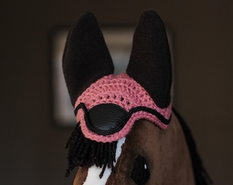 Gorro de crochê feito à mão com orelhas para cavalinho de pau.